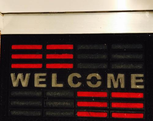 een bord met het woord welkom wordt getoond bij Studio H St Corridor in Washington