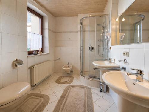 a bathroom with a toilet and a sink and a shower at YFB Frühstückspension Weiße Rose I Zentral gelegen in Bad Elster