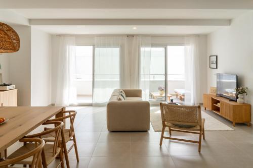 58 Stylish 3BR, Pool, Near Marbella