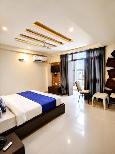 a bedroom with a bed and a desk and a chair at Hotel Shreenathji Inn in Jāmb