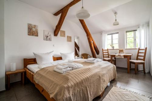 a bedroom with a bed with two towels on it at Bolter Mühle - DZ Hanfbuchte in Rechlin