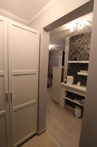 a hallway with a door and a room with a shelf at Modern in Zgorzelec