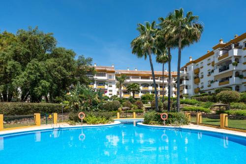 Golden Mil 3 BDRM Elegant Penthouse with Sea View