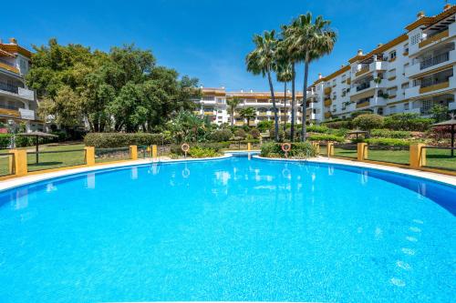 Golden Mil 3 BDRM Elegant Penthouse with Sea View