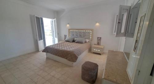 a bedroom with a bed in a white room at Ruim apartement abo saeed in El Delr