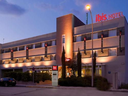 a building with a sign that reads its hotel at Ibis Granada in Granada