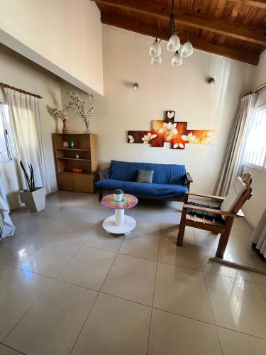 a living room with a blue couch and a table at Casa Premium con Cochera en Mendoza Ideal Familias Hasta 7 pers in Mendoza