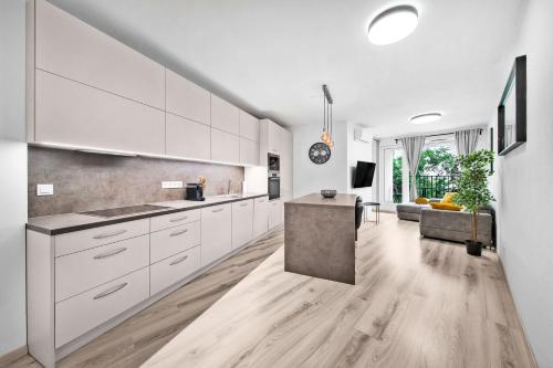 Stylish Central Flat - Balcony & Private Parking