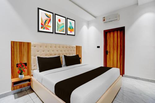 a bedroom with a large bed and a window at Super Townhouse OAK Chandigarh Ambala Expressway Gazipur Formerly Troy Resorts and Wellness in Zirakpur