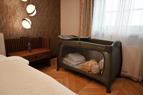 a room with a bed and a room with towels at Djordjevic Estate Winery in Lapovo