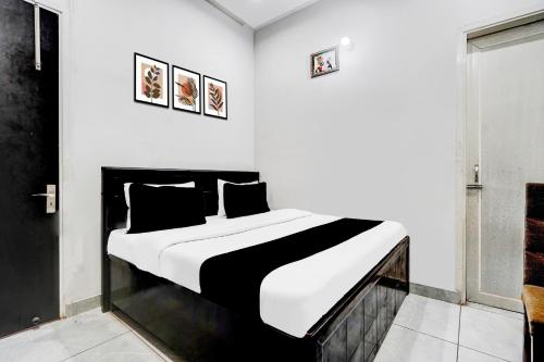 a bedroom with a black and white bed at Super Hotel O Panipat Railway Station Formerly Atithi in Pānīpat