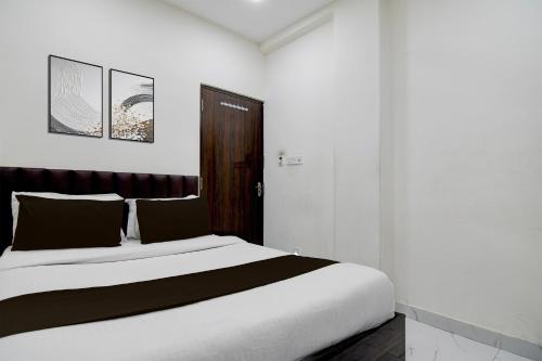 a bedroom with a large bed in a room at Super Collection O Park Street Metro Station Formerly Park Platinum in Kolkata