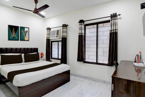 a bedroom with a bed and a window at Super Collection O Park Street Metro Station Formerly Park Platinum in Kolkata
