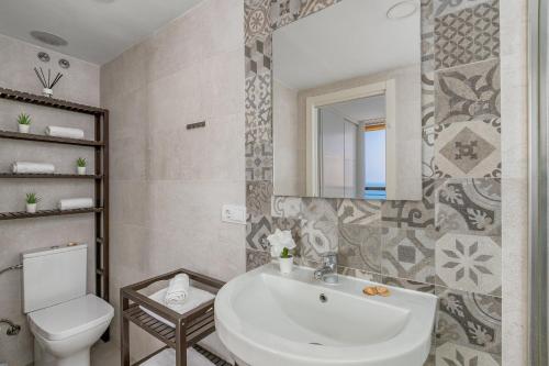Premium Beachfront Stay in La Carihuela 4