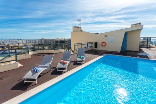 Privilege Apartment Marie with Rooftop Pool, Village Marina - Olhão