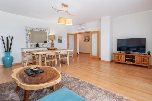 Privilege Apartment Marie with Rooftop Pool, Village Marina - Olhão