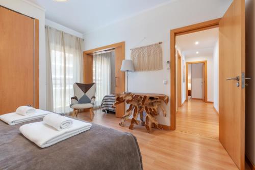 Privilege Apartment Marie with Rooftop Pool, Village Marina - Olhão