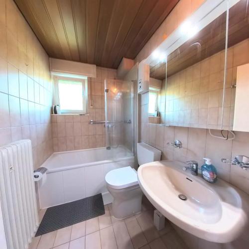 Foto Family-Friedndly Home with Large Garden &BBQ Grill 3