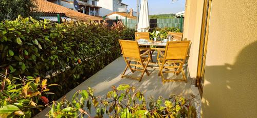 Spacious & Modern Apartment Blue Pula for 4 with Terrace & Parking Peaceful Stay near Pula Beaches