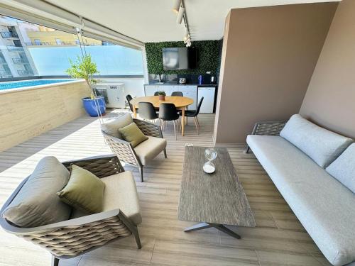 Luxurious Penthouse with Pool Close to the Beach