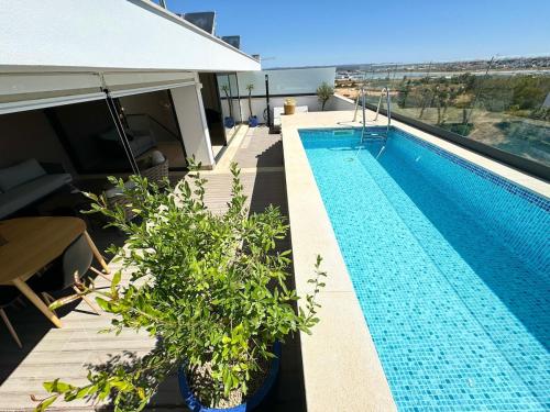 Luxurious Penthouse with Pool Close to the Beach