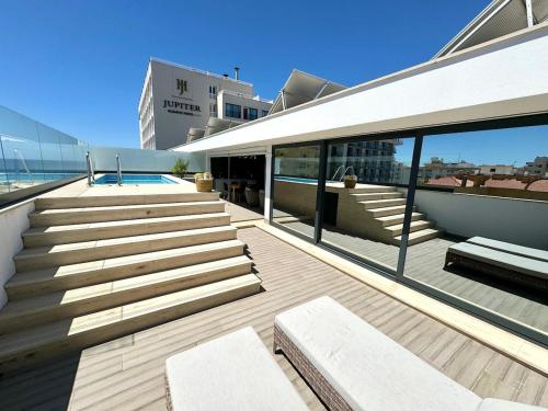 Luxurious Penthouse with Pool Close to the Beach