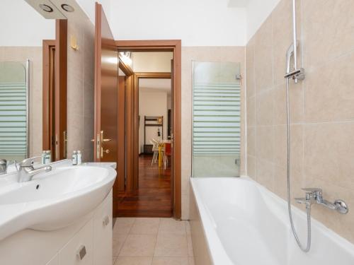 I-Host Apartment - Spacious 1BR for 6 people with AC