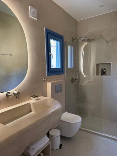 ein Badezimmer mit Waschbecken, Dusche und Toilette in der Unterkunft Lipsi Blue Hotel in Lipsi