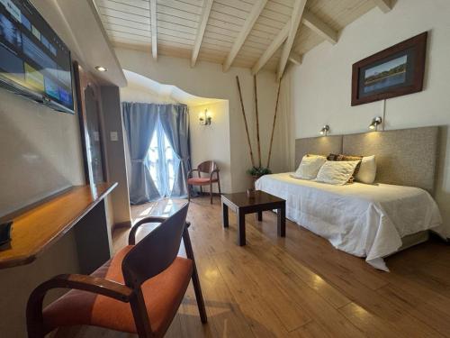 a hotel room with a bed and a tv at Hotel Santa Catalina in Río Cuarto
