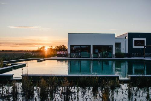 a house with a pool in front of a building at NUR Camping Stellplatz OHNE Zelt oder Wohnwagen sowie Schlaffässer in Groß Kordshagen