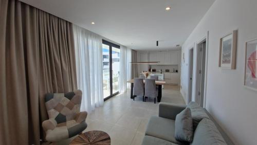 Mara's Apartments Higuerón West - Premium Dual Apartment - 3 Community Pools