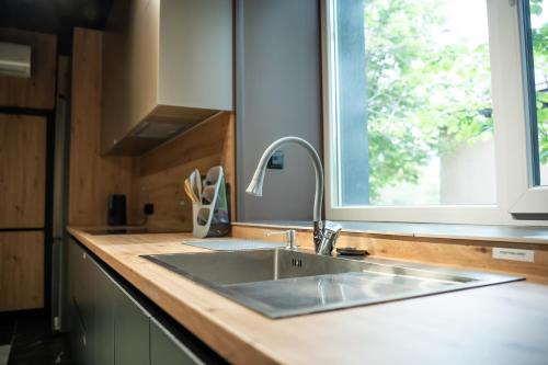 a kitchen counter with a sink and a window at Готель Бутік Сіті in Kropyvnytskyi