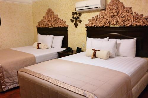 Una cama o camas en una habitación de Hotel Genessis