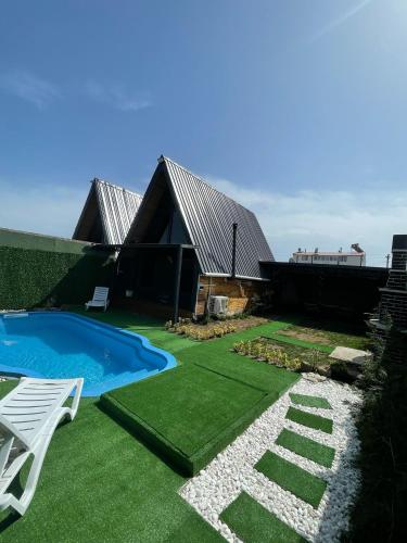 a house with a yard with a swimming pool at Altınkum Bungalov in Dereköy