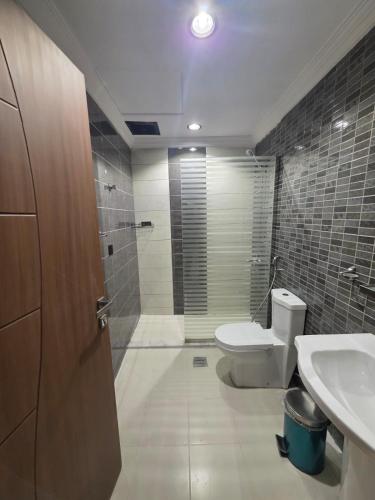 a bathroom with a toilet and a sink and a shower at جلنار الشرق للشقق المخدومة in Jeddah