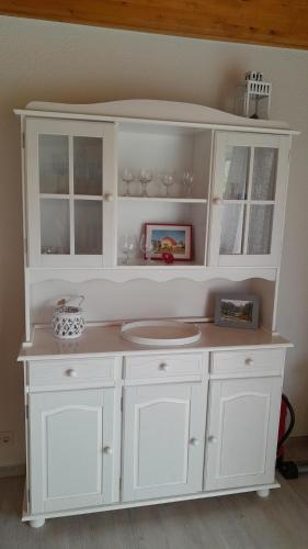a white cabinet with a sink in a room at 'Seeperle' am Strand des Kummerower Sees in Verchen
