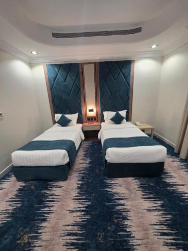 a hotel room with two beds in a room at جلنار الشرق للشقق المخدومة in Jeddah