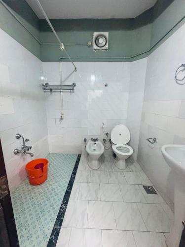 a bathroom with a toilet and a sink at Panchavadi Beach Resort in Varkala