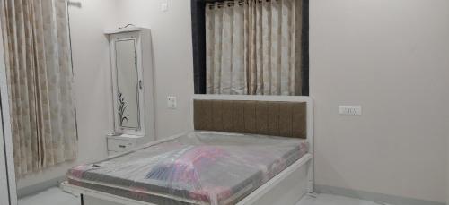 a bed in a room with a window and a mirror at Orchard Suite in VÄngaon