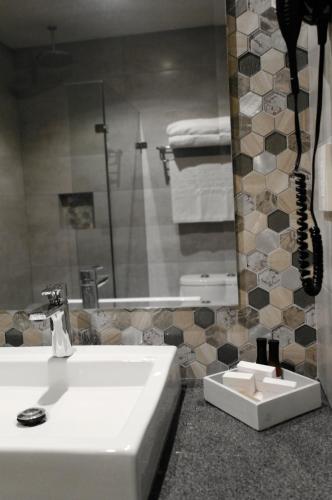 Ein Badezimmer in der Unterkunft Hotel Real Maestranza