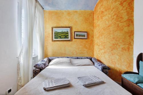 a bedroom with a bed with two towels on it at Terrazza nel Vigneto - Free parking in Tellaro