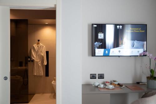 a living room with a television and a mannequin at Didimos Town Hotel in Reggio di Calabria