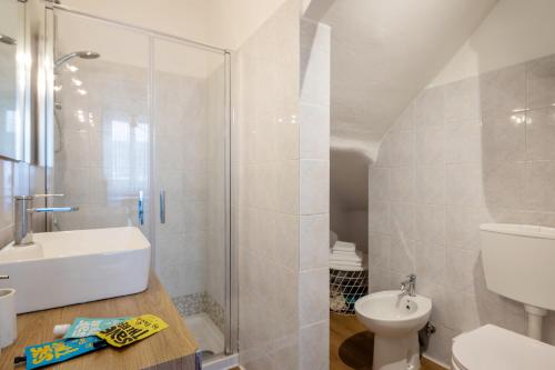 a bathroom with a shower and a toilet and a sink at Bebyme - EPICENTRUM in La Spezia