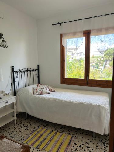 a bedroom with a bed and a window at Apartmento Sant Pau 7 in Llança