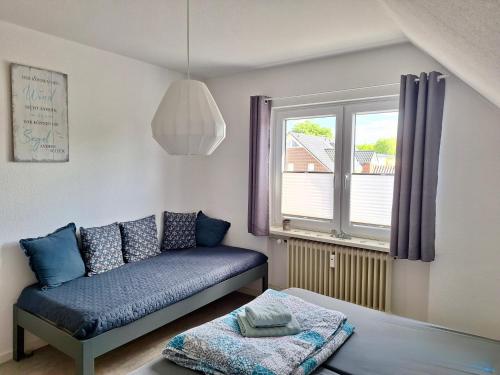 a living room with a couch and a window at Ferienwohnung Abendsonne, Winsen in Winsen