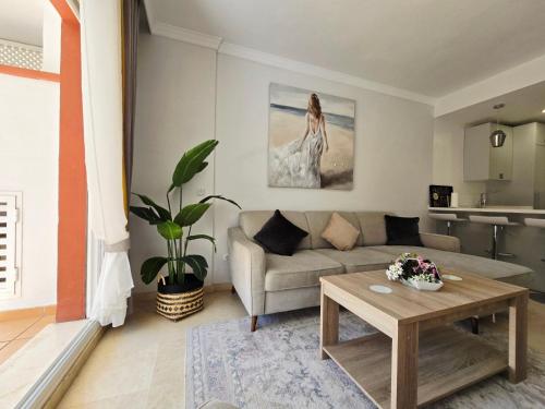 Luxury beach side apartment in Marbella Playa