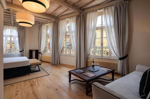 a living room with a bed and a coffee table at Palazzo Saloni in Montalcino