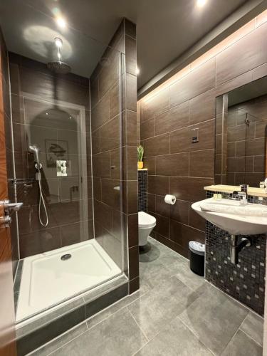 a bathroom with a shower and a sink and a toilet at EPIC Apart Hotel, Duke Street, Central Liverpool Apartments Near Liverpool ONE in Liverpool