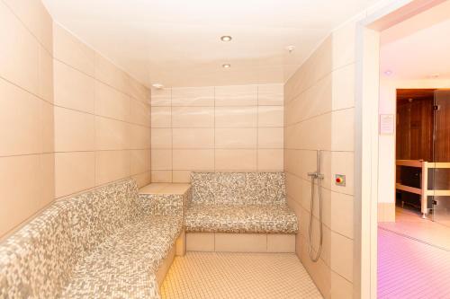 a shower room with a bench in a room at Lord Nelson 119 in Döse