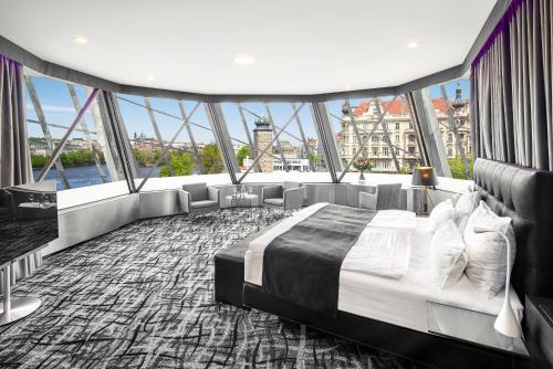 אזור ישיבה ב-Dancing House hotel - Tančící dům